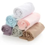 Toallas enrolladas de colores pastel.