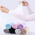 Manos estirando tela elástica sobre leggings multicolor