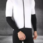 Persona con maillot ciclismo blanco y negro.