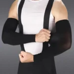 Mangas compresivas negras en brazos fuertes