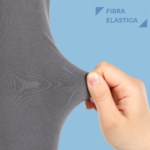 Tela gris elástica estirada con mano