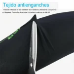 Tijeras cortando tejido antienganches negro resistente.